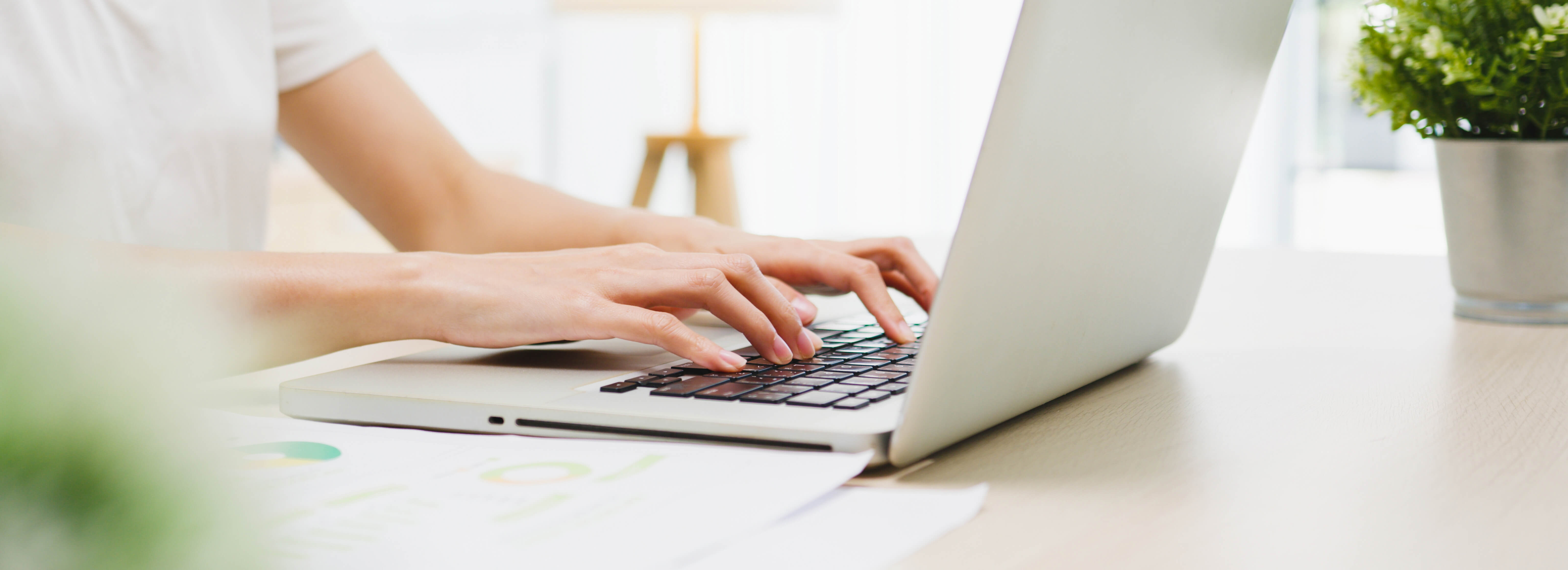 Hände auf der Tastatur eines Laptops bei einem E-Learning